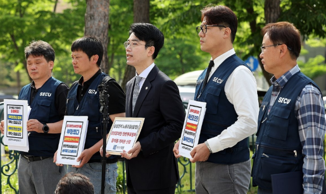 26일 오전 경기 수원시 수원지법 청사 앞에서 삼성전자 디바이스경험DX 부문 직원들이 주축이 된 삼성전자 노동조합 동행동행노조 집행부가 삼성전자 노사 임금협상 잠정합의안 찬반 투표 중지 등 가처분 신청서를 제출하기 전 취재진의 질문에 답하고 있다 사진연합뉴스