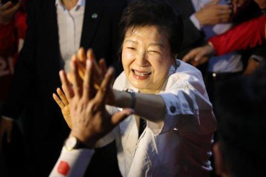 [데스크칼럼] 탄핵된 전직 대통령까지 나선 보수, 표 결집할까