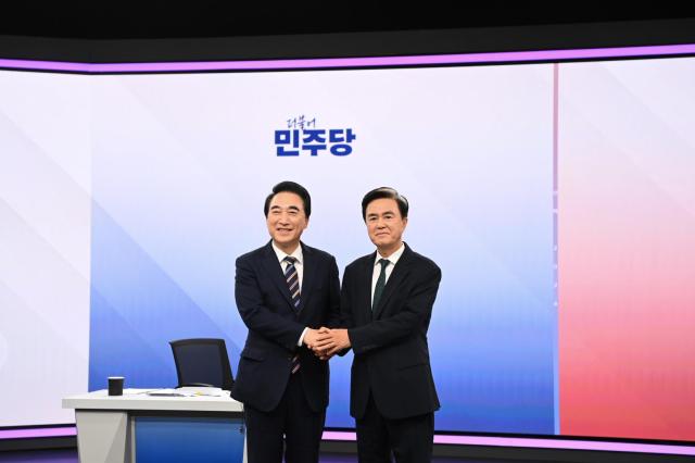 박수현 후보왼쪽와 김태흠 후보가 2026년 5월 21일 오후 대전MBC에서 열린 TV토론회에 앞서 악수하는 모습사진김태흠캠프
