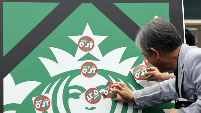 지난 21일 광주 서구 광천동 이마트 광주점 앞에서 열린 기자회견에서 광주·전남 시민단체 관계자들이 5·18 탱크데이 행사로 물의를 빚은 스타벅스코리아와 정용진 회장을 규탄하는 퍼포먼스를 펼치는 모습 사진연합뉴스