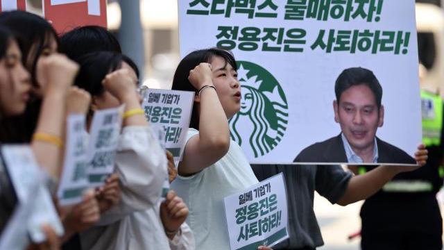 지난 23일 서울 스타벅스커피코리아 본사 앞에서 한국대학생진보연합 주최로 정용진 사퇴 스타벅스 불매 대학생 기자회견이 열렸다 사진연합뉴스