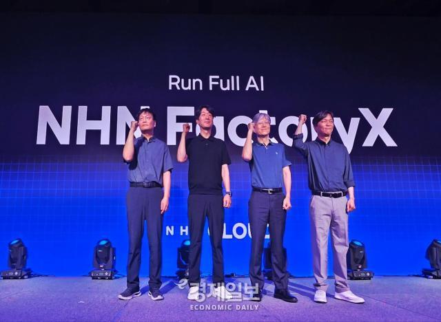 왼쪽부터 김태형 NHN클라우드 CTO 김동훈 NHN클라우드 대표 강민수 NHN클라우드 CIO 안성민 NHN엔터프라이즈 대표가 발표 이후 기념 사진을 찍고 있다 사진류청빛 기자