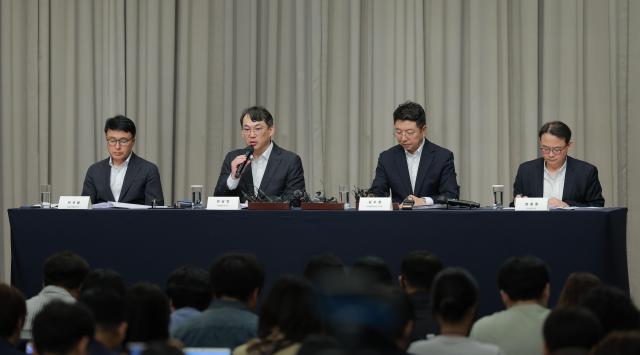 Jeon Sang-jin executive vice president in charge of management at Shinsegae Group second from left announces the findings of an internal investigation into Starbucks Korea’s “Tank Day” marketing controversy at Josun Palace Hotel in Gangnam District Seoul on the morning of May 26 2026 May 26 2026 Aju Business Daily Yoo Dae-gil
