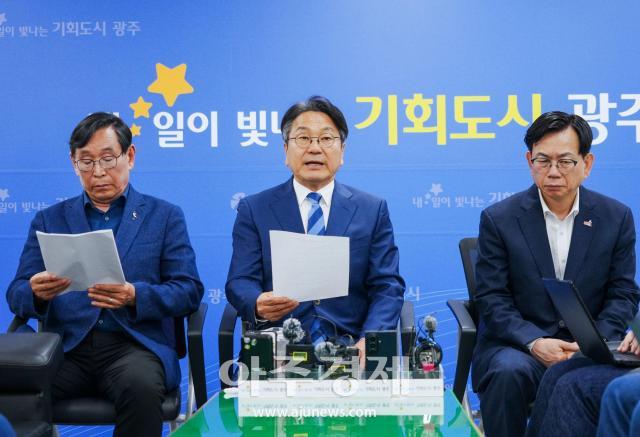 강기정 광주시장사진 가운데이 26일 기자들과 만나 정용진 신세계회장과 관련된 입장을 밝히고 있다사진광주시