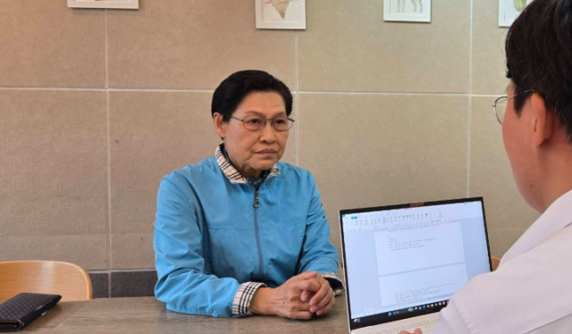 지난 21일 서울시 종로구 한 카페에서 아주경제 탐사보도팀과 인터뷰를 진행하고 있는 김영애씨70 사진박승호 기자
shparkajunewscom