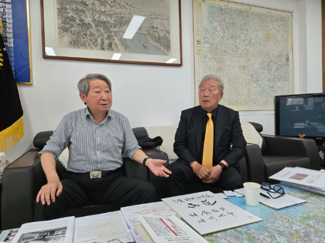 지난 22일 아주경제 탐사보도팀은 이북5도청에서 정경조 평안남도지사왼쪽와 명계남 황해도지사를 만나 인터뷰를 진행했다 사진박승호 기자
shparkajunewscom