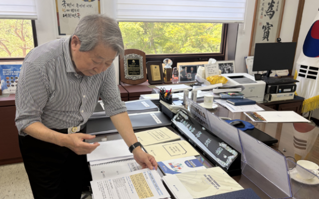 지난 22일 평안남도지사실에서 아주경제 탐사보도팀에게 작성한 서류와 자료에 대해 설명하고 있는 정경조 평안남도지사 사진방효정 기자