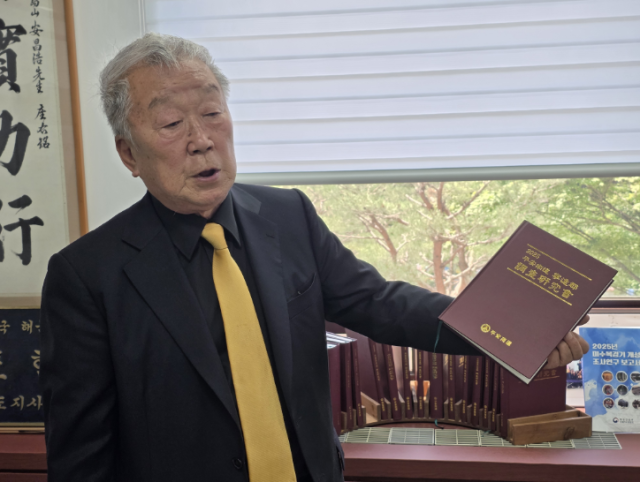 지난 22일 이북5도청에서 진행된 아주경제 탐사보도팀 인터뷰에서 자료에 대해 설명하고 있는 명계남 황해도지사 사진김민재 기자