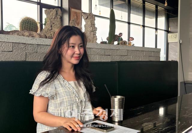 경기도 광주시 한 카페에서 방송인 겸 유튜버 한송이씨가 아주경제 탐사보도팀과 인터뷰를 진행하고 있다사진방효정 기자