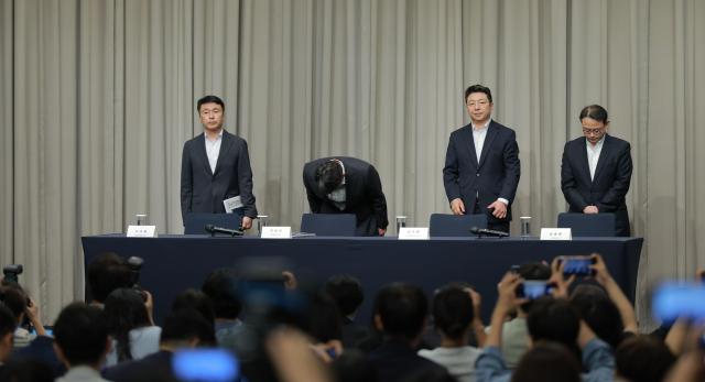 Jeon Sang-jin second from left executive vice president overseeing corporate management at Shinsegae Group speaks during a press briefing announcing the results of an internal investigation into Starbucks Korea’s controversial “Tank Day” marketing campaign at the Josun Palace hotel in Seoul’s Gangnam District on May 26 2026 Photo Yoon Dae-gi of Aju Business Daily dbeorlf123ajunewscom