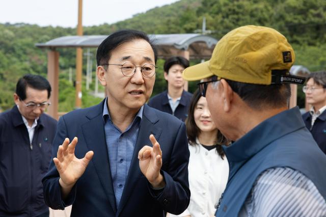 김윤덕 국토교통부 장관이 26일 부산 가덕도신공항 건설 예정지에서 사업 추진 현황을 점검하고 있다 사진국토교통부