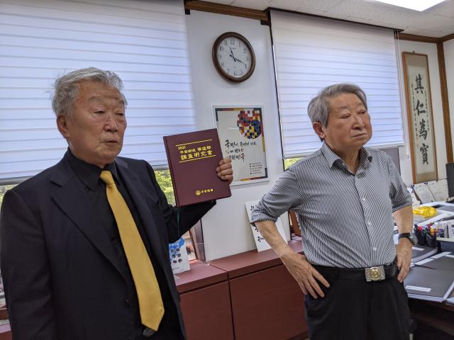 지난 22일 아주경제 탐사보도팀은 이북5도청에서 정경조 평안남도지사오른쪽와 명계남 황해도지사를 만나 인터뷰를 진행했다 사진박승호 기자