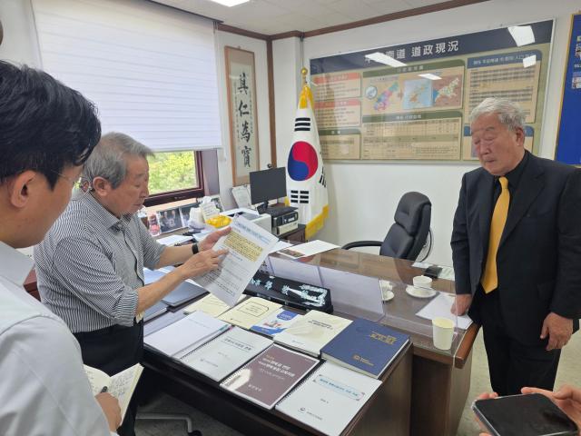 정경조 평안남도지사가운데가 지난 22일 이북5도청에서 아주경제 탐사보도팀에게 이북5도위원회가 작성한 업무 자료를 설명하고 있다사진김민재 기자