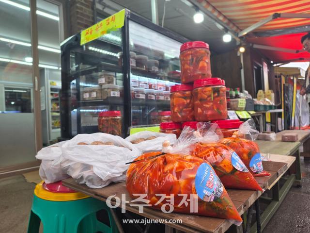 실향민 2세 사장님이 운영하는 대룡시장 한 구멍가게 순무김치가 진열대에 놓여있다 사진김민재 기자