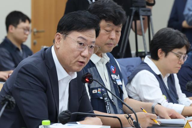 26일 정부세종청사 최저임금위원회에서 열린 2차 전원회의에서 사용자위원인 류기정 한국경영자총협회경총 전무가 발언하고 있다 사진연합뉴스