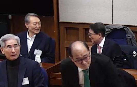윤석열 전 대통령이 지난 2월 19일 서초구 서울중앙지법에서 열린 12·3 비상계엄 관련 내란 우두머리 혐의 1심 선고공판에 출석해 있다 사진연합뉴스