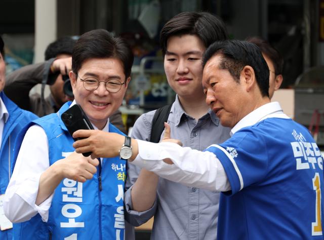 더불어민주당 정청래 총괄상임선거대책위원장과 정원오 서울시장 후보가 26일 서울 영등포구 여의도역 5번 출구에서 출근하는 시민과 기념촬영하고 있다사진연합뉴스