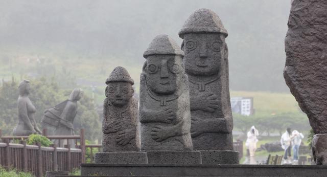 비바람이 몰아친 26일 제주 서귀포시 대정읍 송악산을 찾은 관광객이 비옷을 입고 이동하고 있다 사진연합뉴스