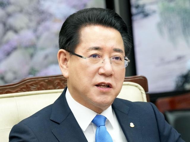 김영록 전라남도지사는 정용진 신세계그룹 회장의 ‘5·18 탱크데이’ 관련 대국민 사과에 대해 “일말의 진정성도 찾아볼 수 없는 맹탕 회견”이라며 강력히 비판 했다사진전남도