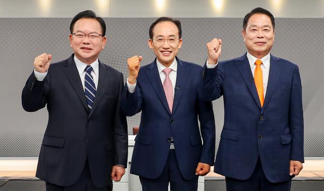 26일 대구 수성구 대구MBC에서 열린 제9회 전국동시지방선거 대구시장 후보자 토론회에서 후보자들이 시작에 앞서 기념 촬영을 하고 있다 왼쪽부터 더불어민주당 김부겸 국민의힘 추경호 개혁신당 이수찬 후보사진연합뉴스