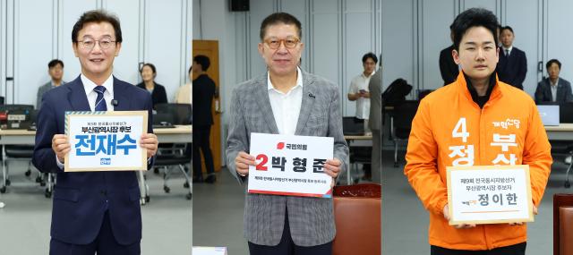부산시장에 출마한 전재수 더불어민주당 후보왼쪽부터 박형준 국민의힘 후보 정이한 개혁신당 후보가 지난 14일 부산 연제구 부산시선거관리위원회에서 후보자 등록을 하고 있다 사진연합뉴스