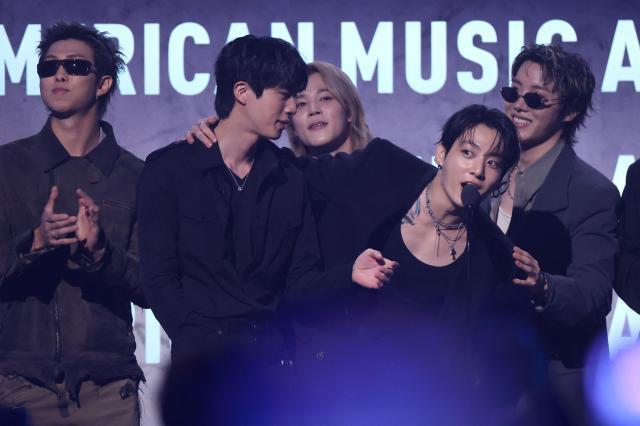 그룹 방탄소년단BTS이 26일한국 시간 미국 네바다주 라스베이거스의 MGM 그랜드 가든 아레나에서 열린 아메리칸 뮤직 어워즈AMA에서 무대에 올라 올해의 아티스트Artist of the Year 상을 수상하고 있다 사진AFP연합뉴스