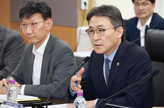 권대영 금융위원회 부위원장이 26일 오후 서울 종로구 정부서울청사에서 개최한 금융위원회 제4차 금융업권 생산적 금융협의체에서 금융의 역할에 대해 이야기를 하고 있다 사진금융위