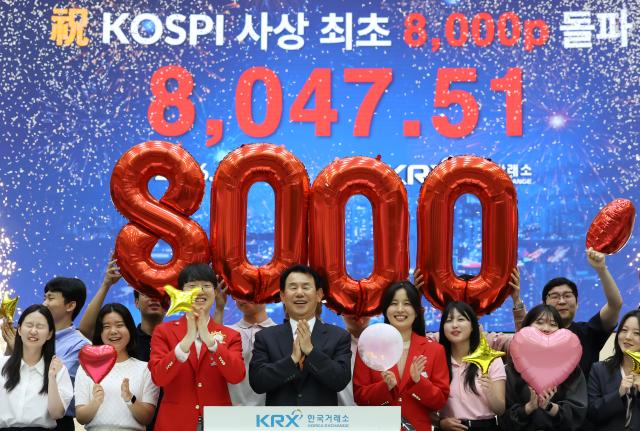 지난 26일 서울 여의도 한국거래소 홍보관에서 정은보 이사장과 직원들이 코스피 8000포인트 돌파 기념 세리머니를 펼치고 있다 사진연합뉴스