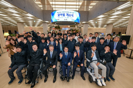지난 26일 경기도 의왕연구소에서 열린 현대모비스 자회사형 장애인 표준사업장 ‘모아빛’ 개소식에서 이규석 현대모비스 사장앞줄 왼쪽 세번째과 이종성 한국장애인고용공단 이사장앞줄 왼쪽 네번째이 관계자들과 기념촬영을 하고 있다사진현대모비스