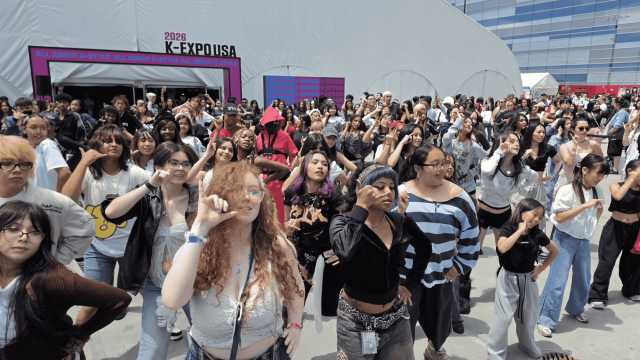 2026 K-EXPO USA’ 프로그램 중 ‘랜덤 K-pop 댄스플레이’에 3백여 명 이상의 참가자가 K-pop 음악에 맞춰 춤을 추고 있다 사진콘진원