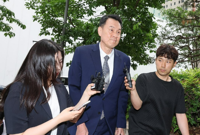 김명수 전 합동참모본부 의장이 내란중요임무종사 등 혐의 피의자 조사를 받기 위해 27일 경기도 과천 2차종합특검에 출석하고 있다 사진연합뉴스