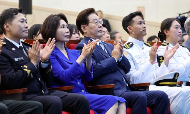 이재명 대통령과 김혜경 여사가 27일 부산 영도구에서 열린 제31회 바다의 날 기념식에서 박수치고 있다사진연합뉴스