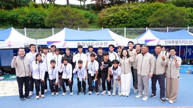 김지철 교육감과 간부공무원 학생선수단과 기념촬영 모습사진충남교육청