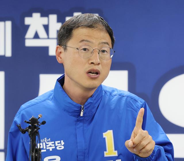 김상욱 더불어민주당  울산시장 후보가 26일 울산시 남구 자신의 선거사무소에서 진보당과의 단일화 여론조사를 새롭게 실시할 것을 제안하는 기자회견을 한 후 취재진 질문에 답하고 있다 사진연합뉴스