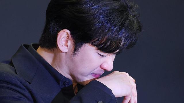 지난해 5월 31일 배우 김수현이 미성년자였던 배우 故 김새론과 교제했다는 의혹과 관련해 기자회견을 하는 모습 사진연합뉴스