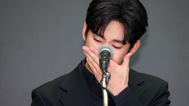 지난해 5월 31일 배우 김수현이 미성년자였던 배우 故 김새론과 교제했다는 의혹과 관련해 기자회견을 하는 모습 사진연합뉴스