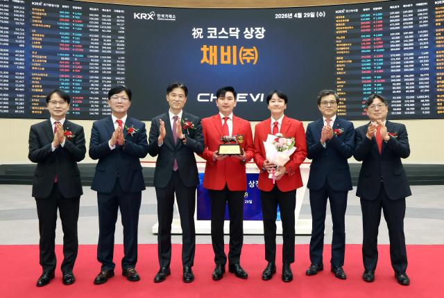 지난달 29일 서울 영등포구 한국거래소에서 강진두 KB증권 대표이사오른쪽에서 두번째가 상장기념패 전달 후 기념 촬영하고 있다 사진연합뉴스

 