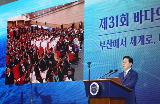 이재명 대통령이 27일 부산 영도구에서 열린 제31회 바다의 날 기념식에서 기념사를 하고 있다 사진연합뉴스