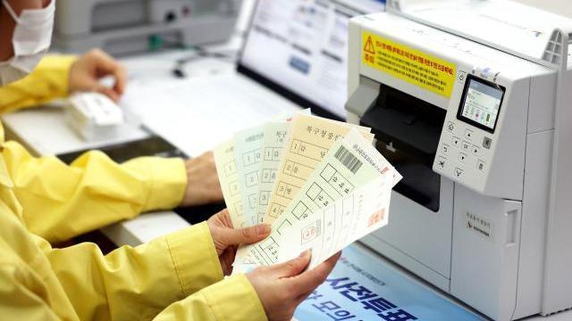 6·3 지방선거를 앞둔 지난달 28일 오후 광주 북구 전남대학교 컨벤션홀에 마련될 사전투표소에서 용봉동 행정복지센터 직원들이 투표용지 출력을 점검하고 있다 사진연합뉴스