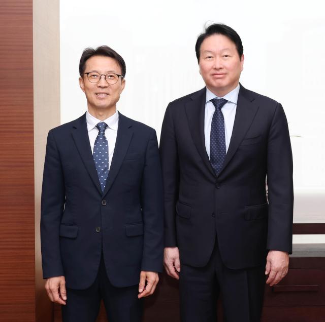 최태원 대한상의 회장과 김진오 저고위 부위원장이 면담에 앞서 기념촬영을 하고 있다 사진대한상의