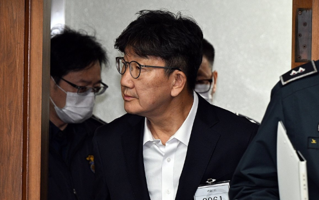 권성동 국민의힘 의원이 3일 서울 서초구 서울중앙지법에서 통일교로부터 불법 정치자금을 수수한 혐의 사건 1차 공판에 출석하고 있다 사진연합뉴스