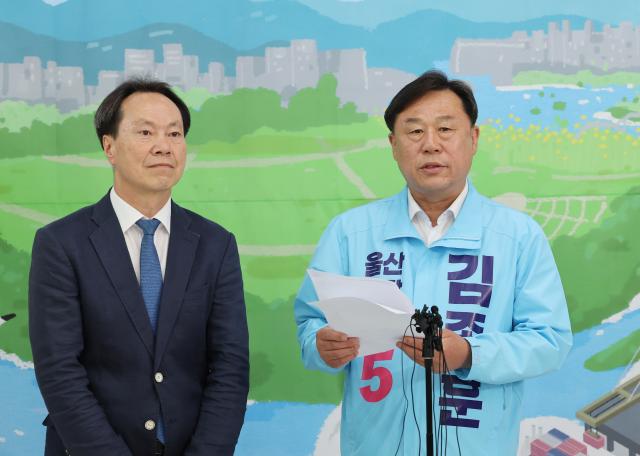 진보당 김종훈 울산시장 후보가 27일 울산시 남구 자신의 선거사무소에서 더불어민주당 김상욱 후보의 단일화 재경선 제안을 수용한다는 기자회견을 하고 있다사진연합뉴스