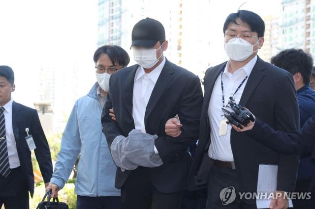 김창민 영화감독 상해치사 사건 피의자가운데가 구속 전 피의자 심문영장실질심사을 위해 법정으로 이동하고 있다 사진연합뉴스