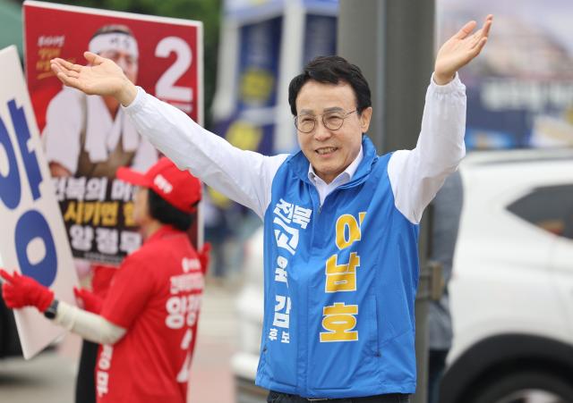6·3 지방선거 공식선거운동 첫날인 21일 오전 전북 전주시 덕진구 종합경기장 사거리에서 이남호 전북교육감 후보가 지지를 호소하고 있다 사진연합뉴스