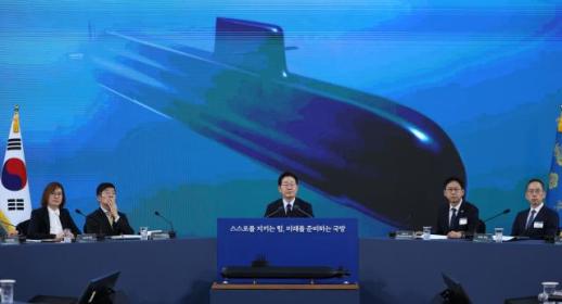 [K-핵잠 시대] 빗장 풀린 20조 핵잠 사업...기선 제압 한화, 추격 예고 HD현대 