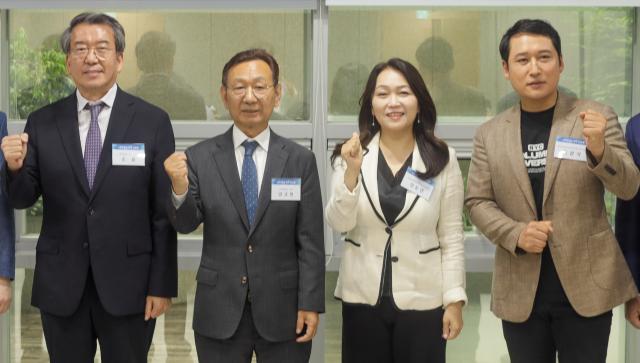 27일 서울 여의도 국회 본관에서 열린 경제일보 주최 삼성전자 노사 사태 지금부터 시작이다 정책 간담회에서 주요 발표자들이 기념촬영을 하고 있다 왼쪽부터 손윤 세무법인 오늘 대표 양규현 경제일보 사장 정운영 금융과행복네트워크 이사장 김광석 한국경제산업연구원 연구실장남궁진웅 기자 timeidajunewscom