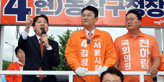 개혁신당의 이준석 대표왼쪽부터 김정철 서울시장 후보 천하람 원내대표가 지난 21일 서울 동작구 사당역 인근에서 열린 김 후보의 서울시장 후보 출정식에서 시민들의 지지를 호소하고 있다 사진연합뉴스