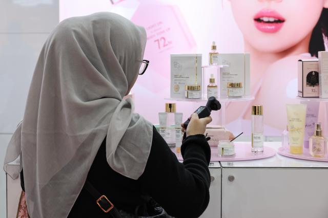 Visitors look around booths during the 2026 Seoul International Cosmetics  Beauty Industry Expo CosmoBeauty Seoul and International Health Industry Expo at COEX in Seoul’s Gangnam district on May 27 2026 AJP Yoo Na-hyun

