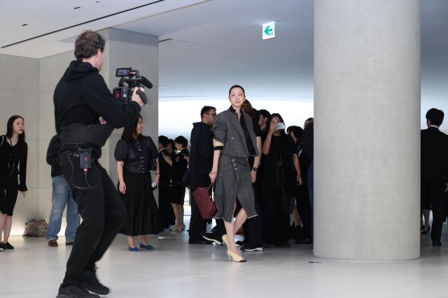 Jang Yoon-ju enters the photo wall at the Chanel 2026 Métiers d’Art Collection Seoul show held at Pompidou Center Hanwha in Yeongdeungpo District Seoul on May 26 AJP Yoo Na-hyun