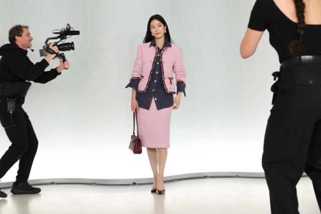Kazuha of LE SSERAFIM poses at the Chanel 2026 Métiers d’Art Collection Seoul show held at Pompidou Center Hanwha in Yeongdeungpo District Seoul on May 26 AJP Yoo Na-hyun